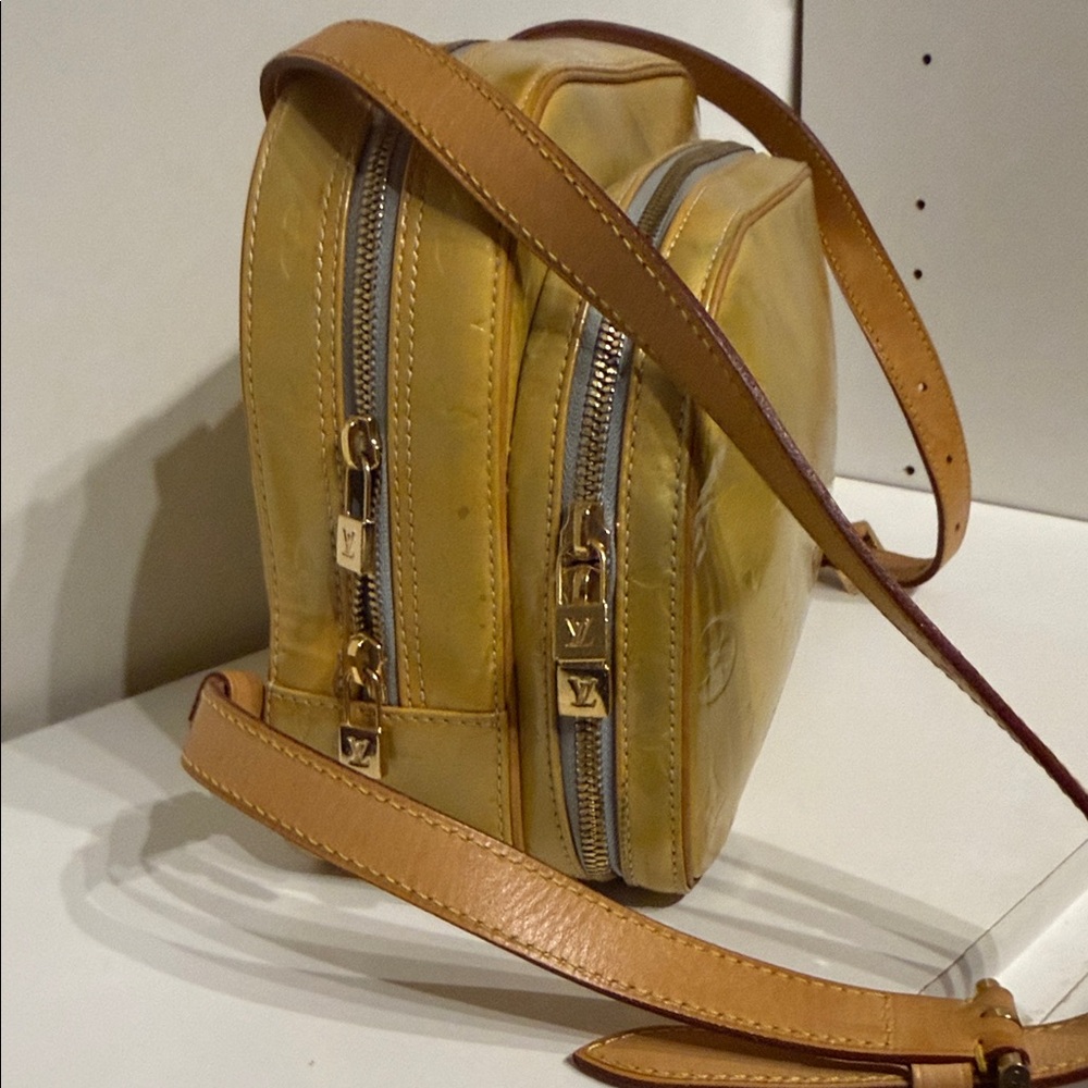 Louis Vuitton Shimmering Gold Bag-pack. Some stain - Picture 7 of 11